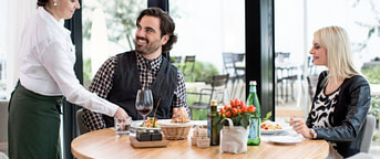 Cliente e cameriera Cliente e cameriera